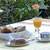 Petit-déjeuner complet au jardin